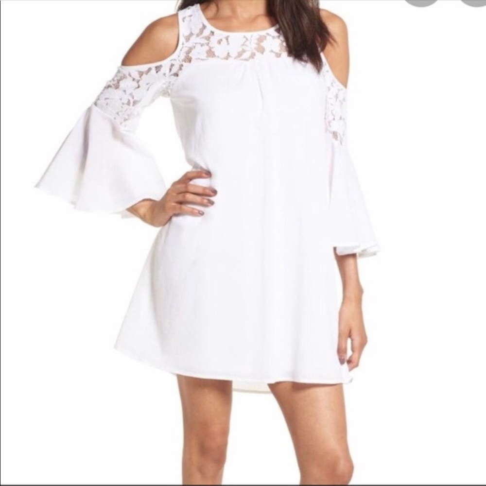 Mi Ami Francesca's White Lace Cold-Shoulder Bell Sleeve Dress - Size M